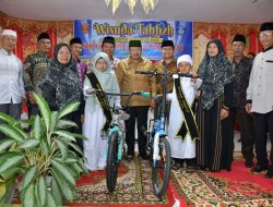 Dua Murid SDN 14 Pincuran VII Terima Hadiah Sepeda Dari Bupati Agam