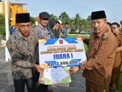 Bupati Agam Serahkan Hadiah Pemenang Kontes Ternak