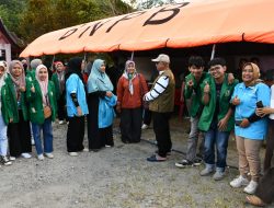 Peduli Bencana Longsor Tanjung Raya, Gabungan Mahasiswa KKN Di Ampek Nagari Serahkan Bantuan