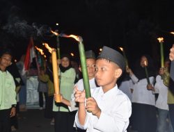 Seribuan Santri di Agam Pawai Obor Menyambut 1 Muharram