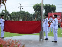Hujan Gerimis Warnai Upacara Penurunan Duplikat Bendera Pusaka Merah Putih di Agam