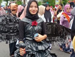 Unik dan Kreatif, Simuntu Hingga Princes Kresek Meriahkan Pawai Alegoris di Agam