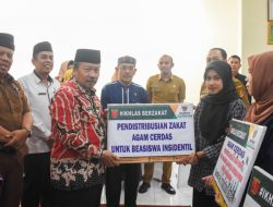 Distribusikan Zakat, Bupati Agam : Wujud Kepedulian Pemerintah