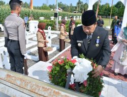Tabur Bunga di TMP Siti Manggopoh, Bupati Agam : Jangan Lupakan Sejarah
