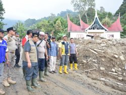 Bupati Agam Tinjau Pengungsian Korban Banjir Bandang di Sungai Rangeh