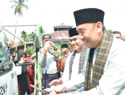 Bus Bantuan Pokir Wakil Ketua Komisi V DPR-RI Diserahkan