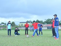 Buka Liga Sepak Bola OLD Star, Bupati Agam Lakukan Tendangan Pertama