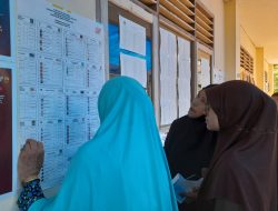 Sebelum Mencoblos, Pemilih di TPS 096 Cermati Calon di Surat Suara Terpajang