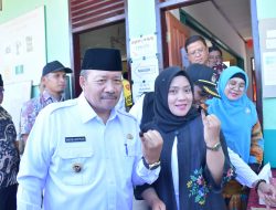 Bupati Agam dan Istri Gunakan Hak Pilih di TPS 078 Lubuk Basung