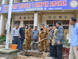 Bupati Agam Letakkan Batu Pertama Pembangunan Aula Serbaguna Sambil Nostalgia Kenang Zaman Sekolah
