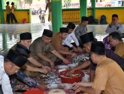 Usai Buka MTQ Ke-8 Nagari Manggopoh, Sekda Agam Makan Bajamba Bersama Warga