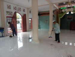 Warga Sangkir Goro Bersihkan Masjid Al Ihsan