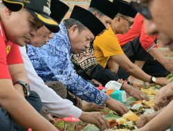 Bupati Agam Makan “Barapak” Bersama Anak Nagari Panampuang