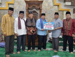 Berkunjung ke Masjid Jami’ Sitapuang, TKSR Agam Salurkan Berbagai Bantuan