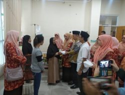 DWP Kemenag Agam Bagi 80 Nasi Kotak Untuk Keluarga Pasien RSUD