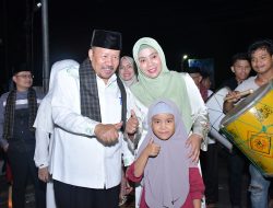 Usai Pawai Takbiran, Bupati Andriwarman Diserbu Warga Untuk Berfoto