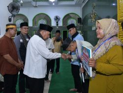 Serahkan Hadiah Juara Lomba Pawai Takbiran, Bupati Agam Beri Reward