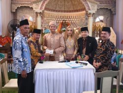 Bupati Agam Menjadi Saksi Nikah Selvia dan Egova di Padang