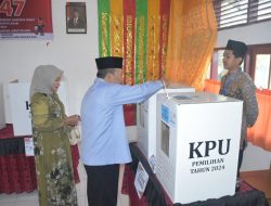 Mencoblos di TPS 47, Bupati Agam Ajak Masyarakat Gunakan Hak Pilih