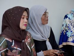 Turut Berduka, Ketua TP PKK Agam Sambangi Rumah Duka Kepala BKPSDM Agam