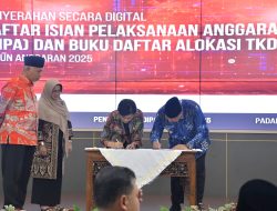Gubernur Sumbar Serahkan DIPA-Buku Alokasi TKD Pada 19 Bupati- Walikota