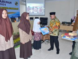 Bupati Agam Serahkan Hadiah Untuk 208 Siswa dan Mahasiswa Berprestasi