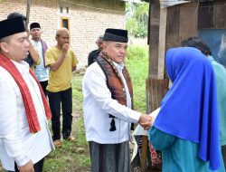 Dengar Keluh Kesaha Warga, Usai Khutbah Idul Fitri Bupati Agam Datangi Rumah Pak Safri