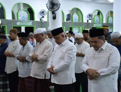 Jamaah Antusias, Bupati Agam Benni Warlis Jadi Imam Salat Isya