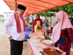 Sambangi Penjual Takjil di Surau Ka’bah, Bupati Agam : Jaga Kebersihan