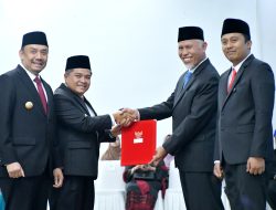 Gubernur Sumbar Serahkan SK Bupati-Wakil Bupati Agam Periode 2025-2030