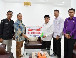 Secara Simbolis, Bupati Agam Salurkan Santunan Kematian Kepada Badan Ad Hoc Pilkada 2024