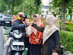 DWP Kabupaten Agam Bagikan Takjil Ramadhan Untuk Masyarakat