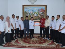 Bawaslu Agam Serahkan LPJ Dana Hibah Pilkada 2024 ke Bupati Agam