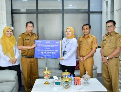 Sekda Agam Terima Bantuan Dana Penanaman Bibit Pohon Dari PT Taspen Cabang Bukittinggi