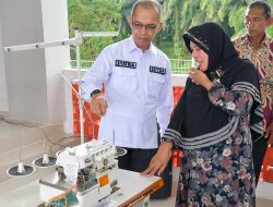 Pemkab Agam Salurkan Bantuan Mesin Jahit Untuk Warga Terdampak Bencana di Huntap Talago