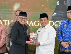 Bupati dan Wabup Agam Hadiri Peluncuran Buku Otobiografi Aristo Munandar, “Setengah Abad Mengabdi Negeri dan Melayani Masyarakat”