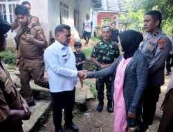 Bupati Agam Takziah Ke Rumah Duka Warga Palembayan, Tinjau Akses Jalan Yang Sulit Dilewati