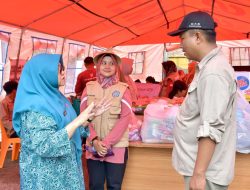 TP-PKK Agam dan Pimpinan Hotel Emersia Batusangkar Salurkan Bantuan Korban Bencana di Tanjung Raya.