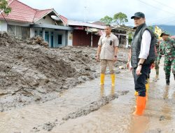 Material Galodo yang Menimbun Jalur Utama di Malalak Mulai Dibersihkan