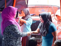 Ketua TP PKK Agam Salurkan Bantuan Logistik ke Tanjung Raya