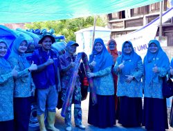Ketua TP PKK Agam Dampingi TP PKK Sumbar Salurkan Bantuan ke Tanjung Raya