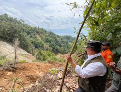 Bupati Agam Tinjau Hulu Sungai dan Sumber Longsor di Kuok III Koto Matur