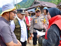 Bupati Agam Bertemu Tri Rismaharini Saat Tinjau Galodo Muaro Pisang, Jalur Bukittinggi –Lubuk Basung Ditutup Total