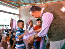 Pemkab Agam Bantu Pakaian Sekolah Warga Terdampak Bencana