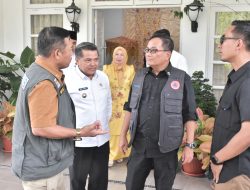 Usai Tinjau Lokasi Bencana, Bupati Agam Jamu Wamen Koperasi -UMKM dan Sestama BNPB