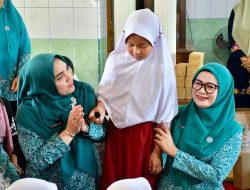 Staf Ahli PKK Pusat Ny. Yane Bima Arya Serahkan Bantuan Untuk Korban Terdampak Bencana di Palembayan