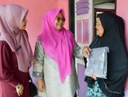 Sentuhan Kasih TP PKK Agam, APE dan Al-Qur’an Diserahkan Untuk Anak dan Lansia di Tanjung Raya