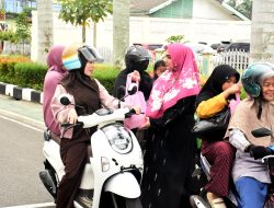 GOW Agam Berbagi Takjil Dan Paket Lebaran Untuk Warga Huntara Tanjung Raya