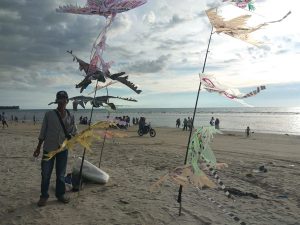 Pantai Tiku Diserbu Pengunjung, Pedagang Layangan Panen
