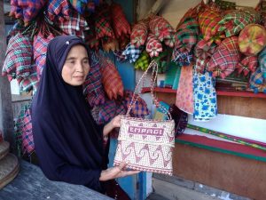 Kambuik Daun Mansi Cindera Mata Khas Matur